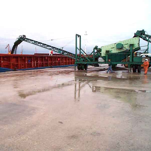 Chargement de 1.600 ts de minerai au Portugal et transport fluvio-maritime à destination du port fluvial de Portes lès Valence.